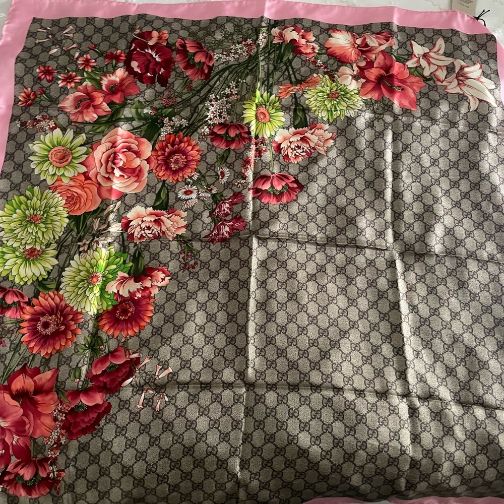 New women's Gucci Scarf